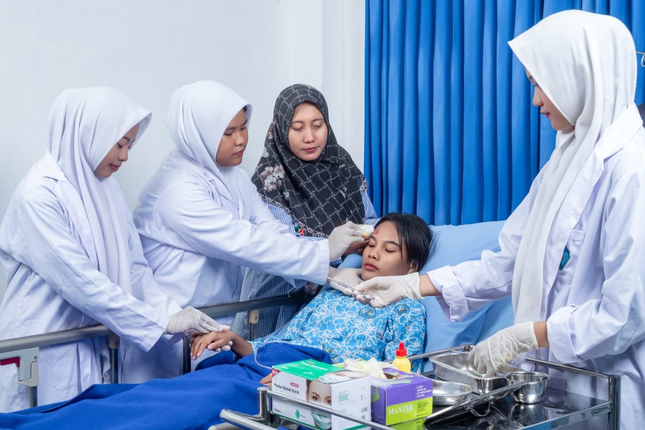 Siswa program Layanan Penunjang Keperawatan & Caregiver sedang melakukan praktik