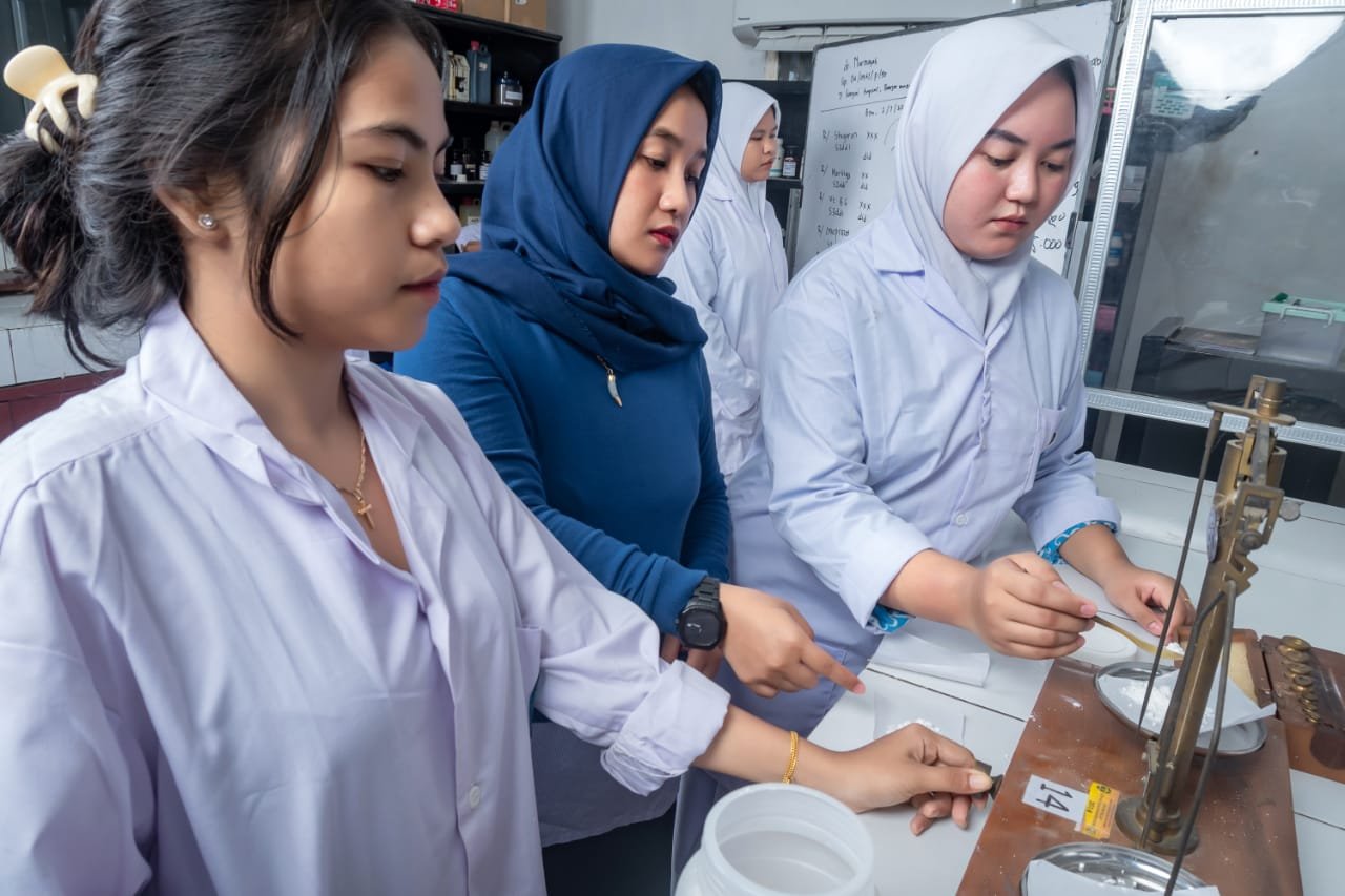 Siswa program Layanan Penunjang Kefarmasian  sedang melakukan praktik
