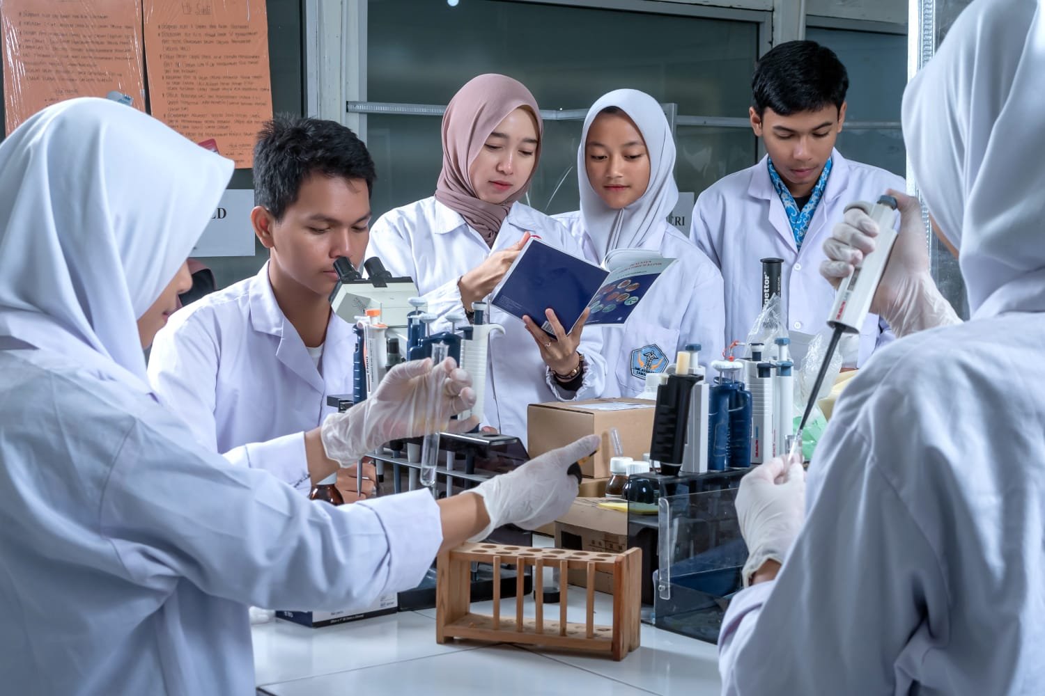 Siswa program Layanan Penunjang Teknologi Laboratorium Medik sedang melakukan praktik