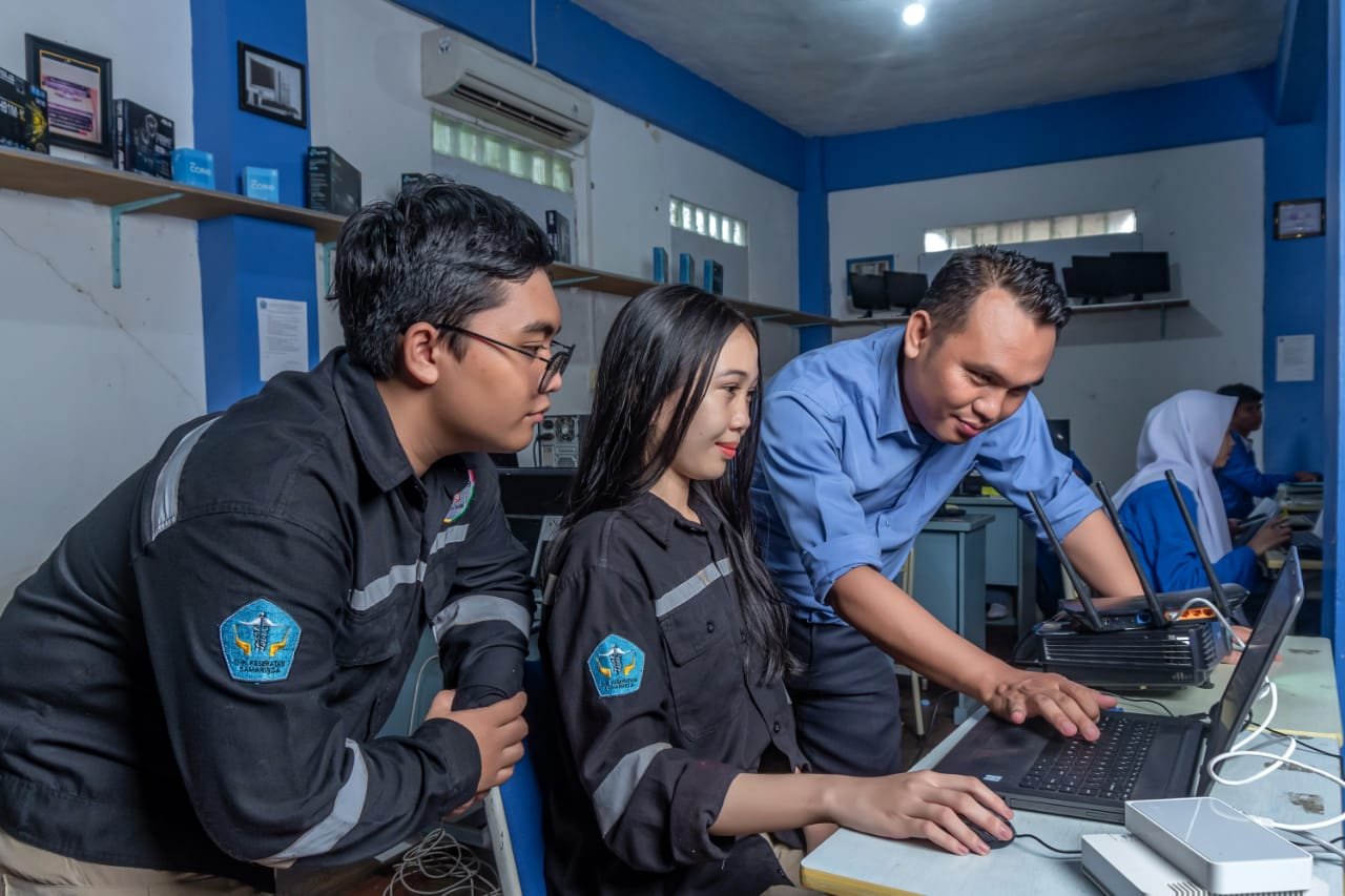 Siswa program Teknik Komputer dan Jaringan sedang melakukan praktik